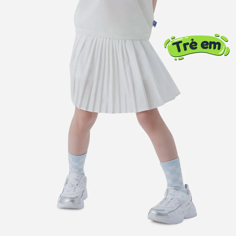 Bé gái dễ thương trong chân váy, kết hợp cùng giày sneaker có thể là giày Jordan trẻ em