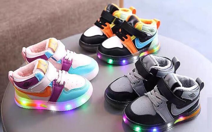 Bé gái thử giày sneaker màu hồng tại cửa hàng, cần biết bảng size giày trẻ em Quảng Châu để chọn đúng