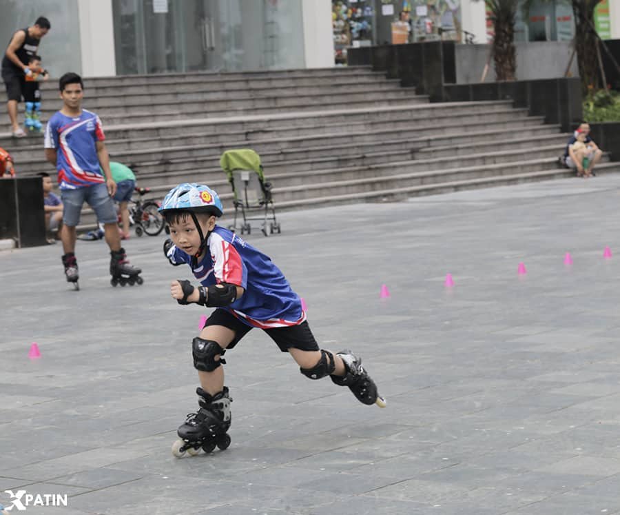 Bé trai đang trượt giày patin S6S màu đen với kỹ năng tốt trên sân chơi