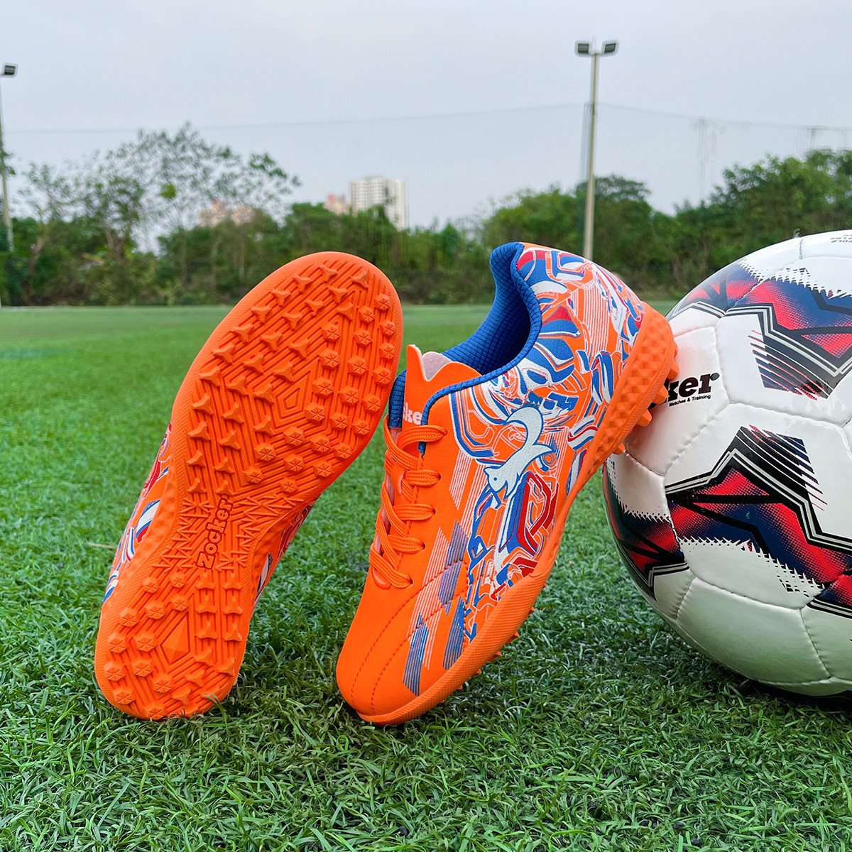 Bé trai năng động trên sân với giày đá bóng futsal