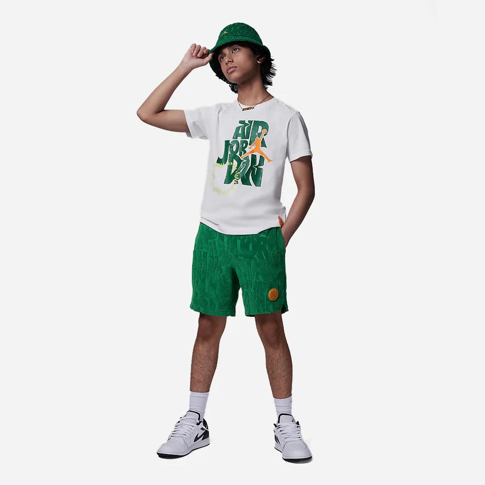 Bé trai phối giày sneaker với áo thun và quần short năng động