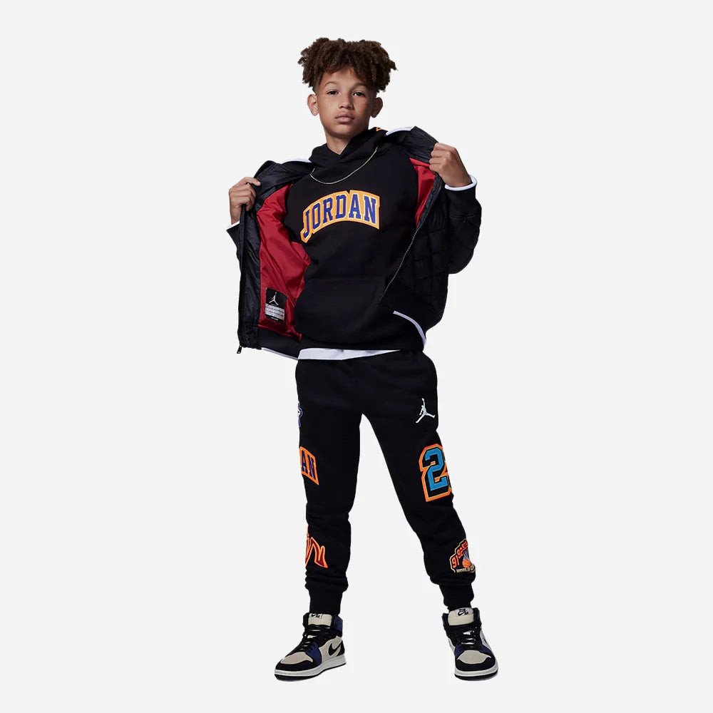 Bé trai sành điệu với áo hoodie, quần jogger và đôi sneaker Jordan trẻ em.