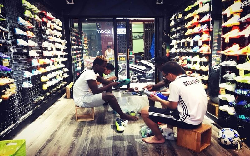 Beck Sport 75 Đại La, một cửa hàng bán giày đá bóng với nhiều mẫu mã
