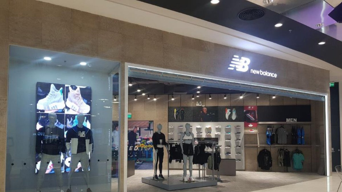 Bên trong cửa hàng New Balance chính hãng