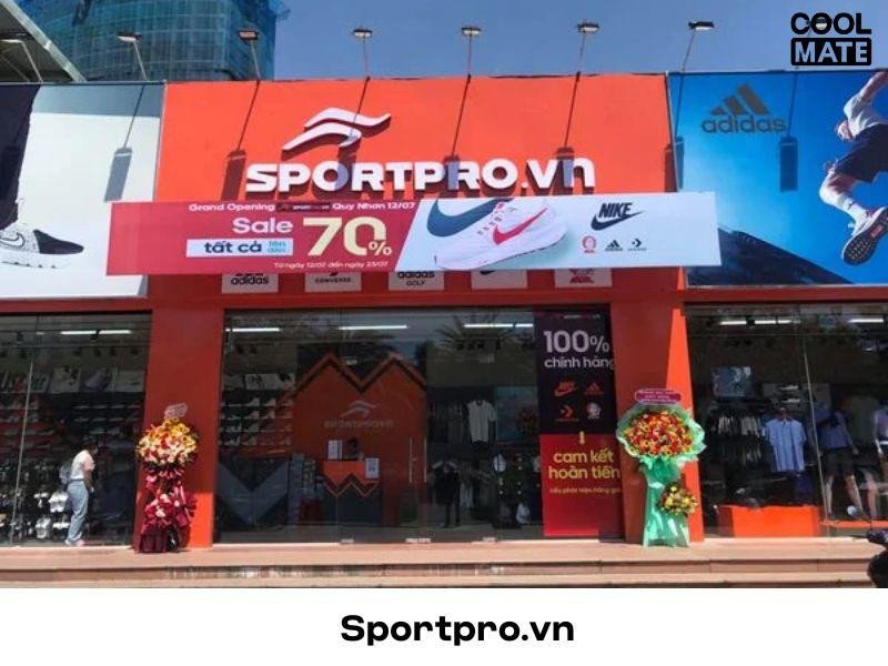 Bên trong cửa hàng Sportpro.vn với nhiều kệ giày thể thao