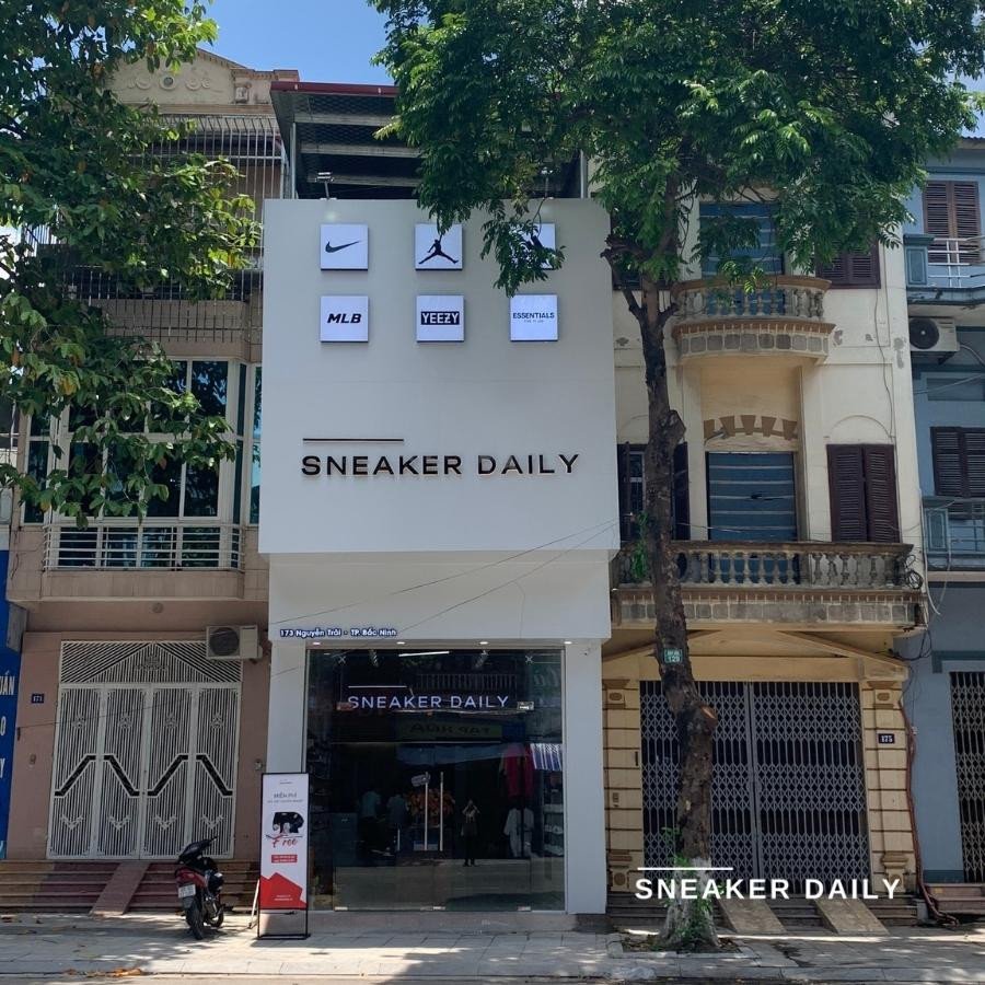 Bên trong một cửa hàng giày sneaker tại Bắc Ninh trưng bày nhiều mẫu giày đa dạng