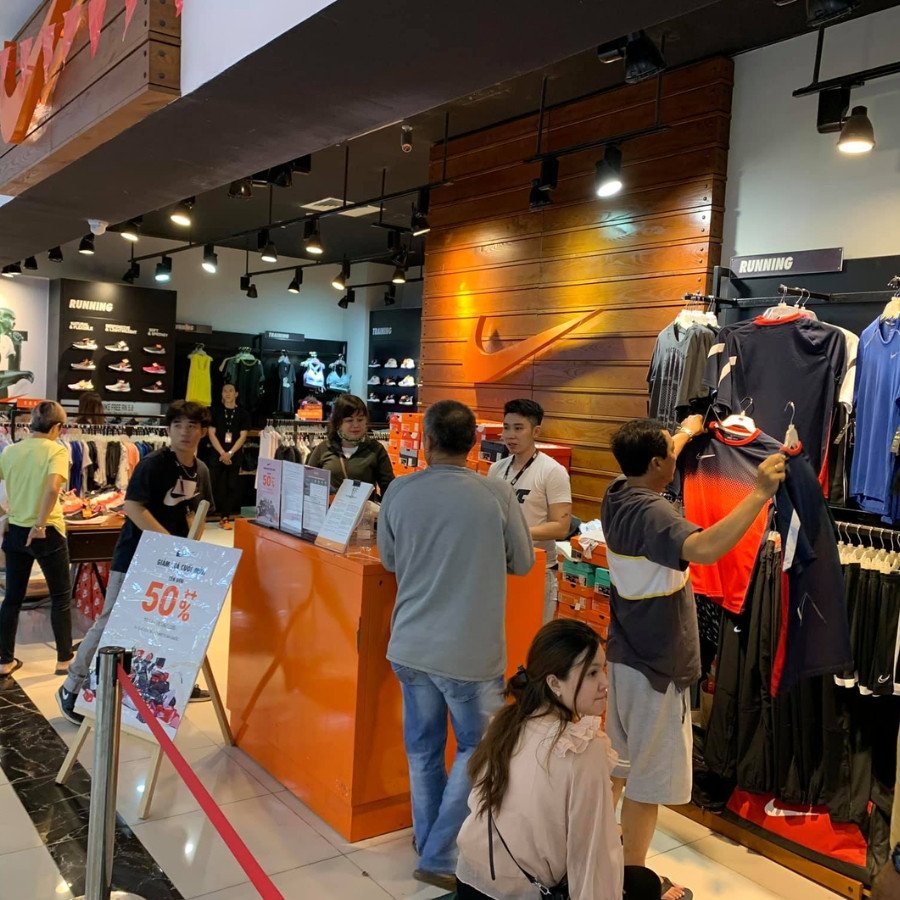 Bên trong một cửa hàng Nike chính hãng hiện đại ở Hà Nội