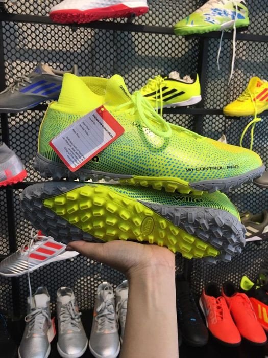 Bên trong Shop Thể Thao Dreamfootball trưng bày nhiều lựa chọn giày đá banh