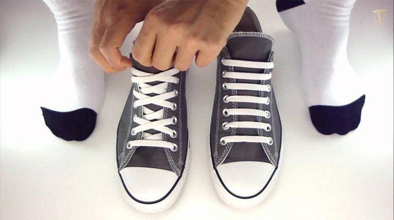Bí quyết buộc dây giày sneaker 7 lỗ giấu dây, mang đến vẻ ngoài gọn gàng và tinh tế.