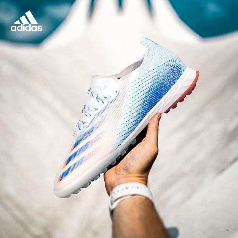 Bộ đệm Lightstrike EVA và đinh mũi tên của giày Adidas X Ghosted.1 TF