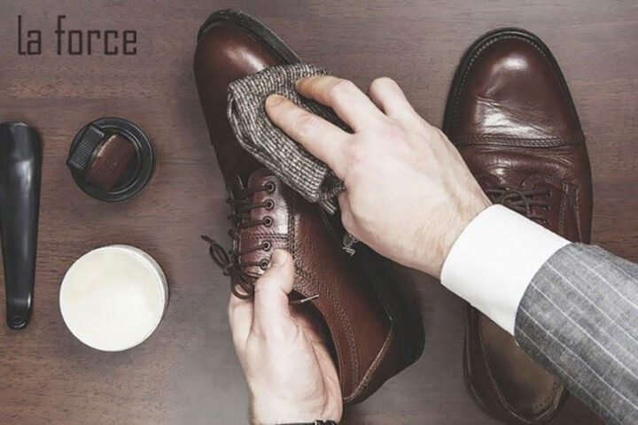 Bộ dụng cụ chuyên dụng để vệ sinh giày tây tại nhà