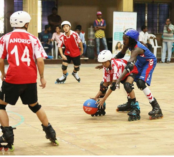 Bộ môn trượt patin kết hợp ném bóng và bóng rổ