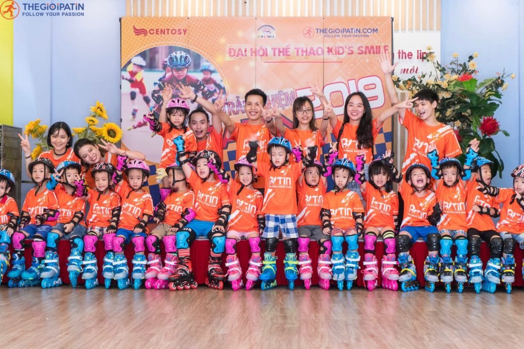 Bộ sưu tập các mẫu giày patin đa dạng về màu sắc và kiểu dáng, phản ánh mức giá giày patin khác nhau trên thị trường.