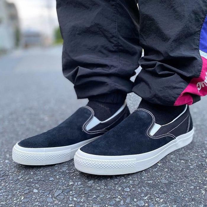 Bộ sưu tập giày lười vải nam Converse với các gam màu cơ bản: trắng, đen, xám