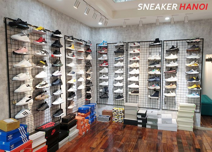 Bộ sưu tập giày sneaker đa dạng tại một cửa hàng ở Hải Phòng