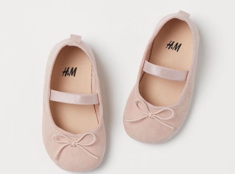 Bộ sưu tập giày trẻ em đa dạng của H&amp;M, với nhiều màu sắc và kiểu dáng ngộ nghĩnh, giúp phụ huynh dễ dàng chọn size giày H&amp;M cho bé yêu