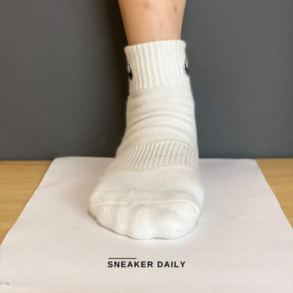 Bước 1 hướng dẫn đo chiều dài bàn chân để chọn size giày sneaker