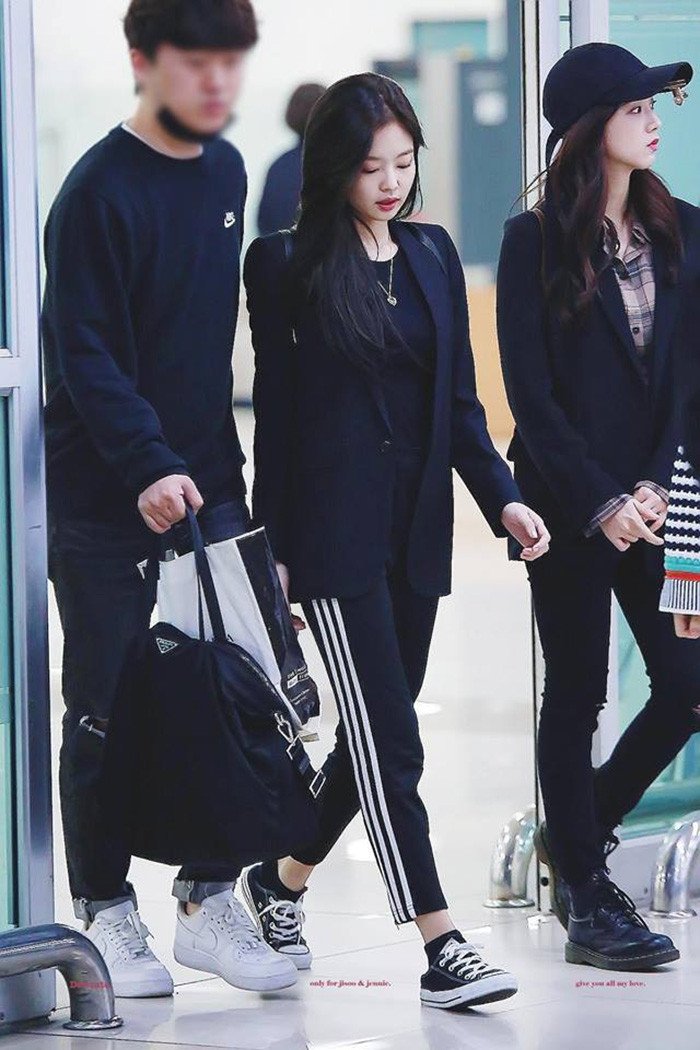 Ca sĩ Hyuna cá tính với giày Converse đạp gót tại sân bay