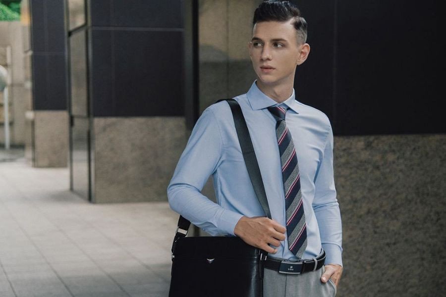 Cà vạt xanh kết hợp cùng áo sơ mi trắng và áo vest đen tạo phong cách chuyên nghiệp