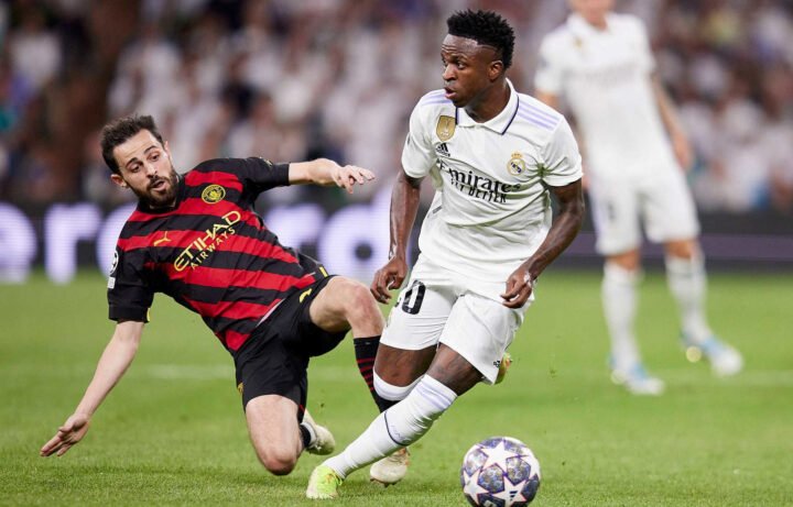 Các bề mặt sân cỏ tự nhiên, nhân tạo và futsal đòi hỏi loại giày đá bóng phù hợp