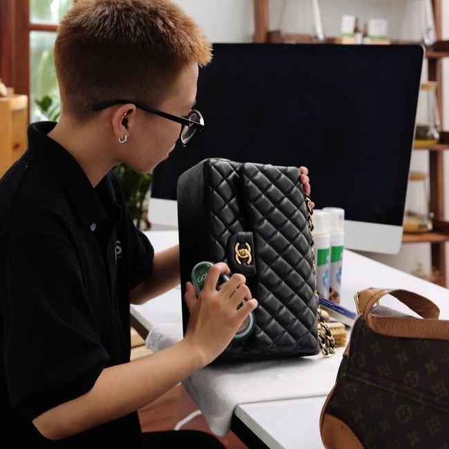 Các đôi giày hiệu đang được kiểm tra kỹ lưỡng trước khi sửa chữa tại dịch vụ cao cấp.