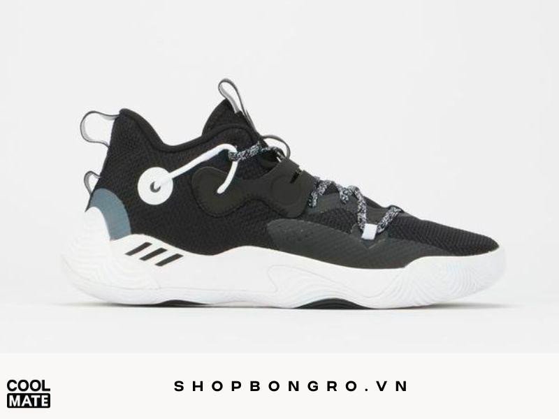 Các mẫu giày bóng rổ được trưng bày tại Shopbongro.vn ở TPHCM