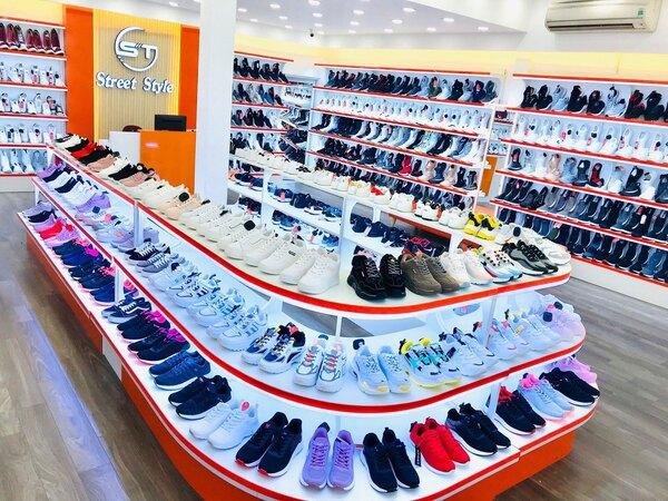 Các mẫu giày New Balance với nhiều màu sắc và kiểu dáng khác nhau được trưng bày gọn gàng tại cửa hàng Streetstyle