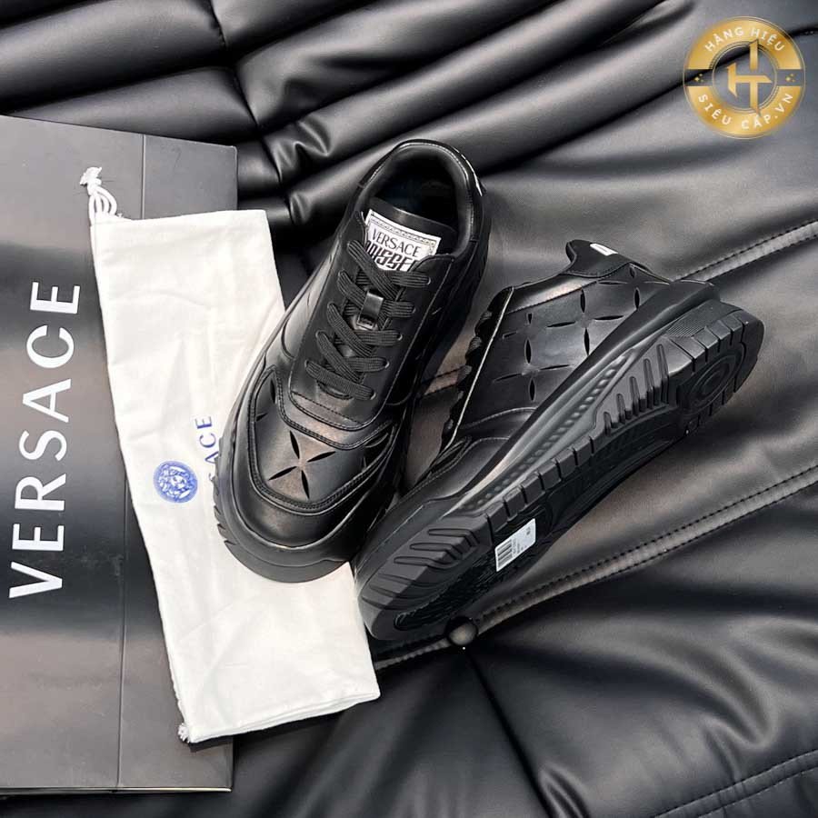 Cách bảo quản giày thể thao Versace nữ đúng cách trong môi trường khô thoáng