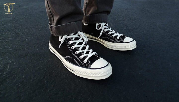 Cách buộc dây giày sneaker 7 lỗ theo kiểu đan chéo cơ bản, tạo vẻ ngoài năng động cho giày thấp cổ.
