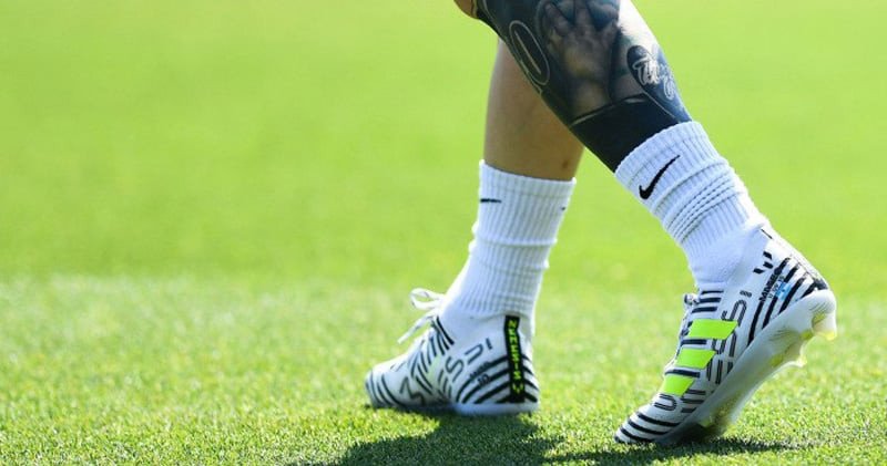 Cách chọn giày đá bóng phù hợp với form chân người chơi thay thế giày đá bóng thashoco