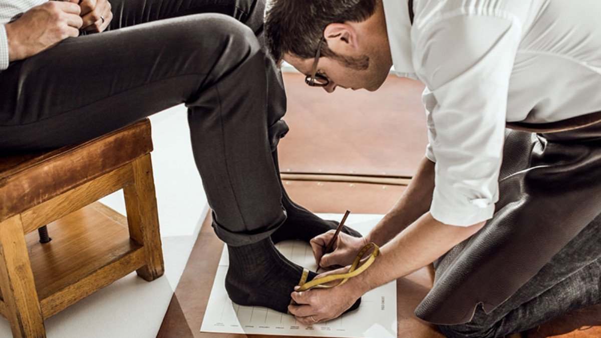 Cách đo chiều dài bàn chân chuẩn xác để xác định bảng size giày Gucci nữ.