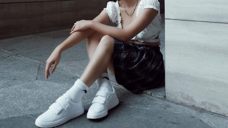 Cách hack dáng với giày sneaker trắng nữ và váy ngắn