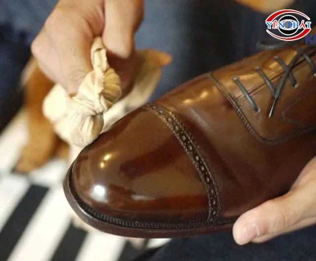 Cách làm bóng giày da bằng dầu hạt lanh và giấm