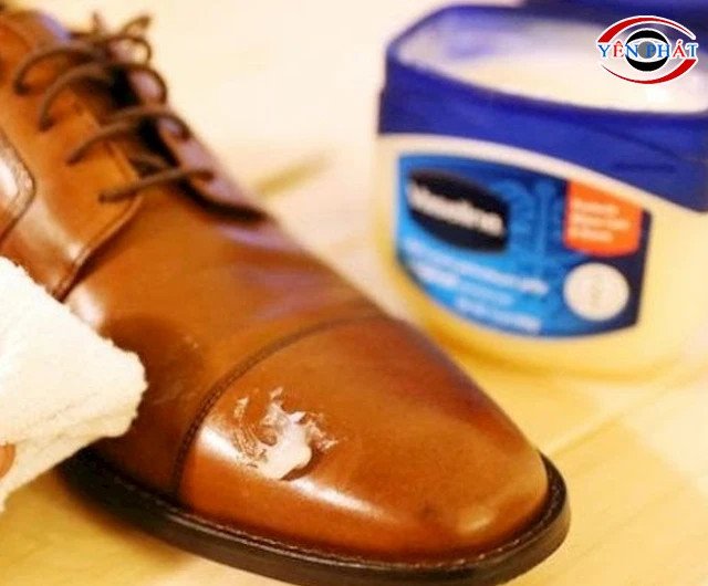Cách làm bóng giày da bằng Vaseline