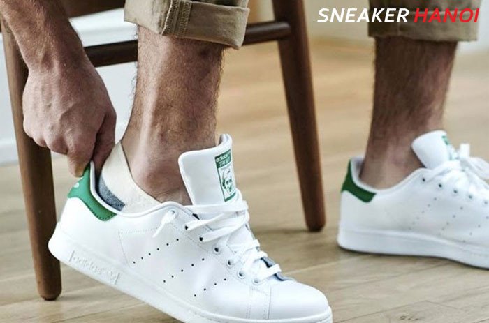 Cách mang tất không cổ đi giày sneaker tạo vẻ gọn gàng