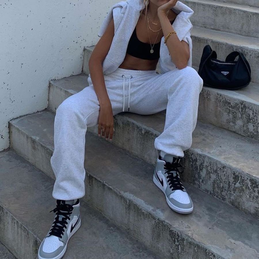 Cách phối đồ với Jordan cổ cao nữ cùng quần jogger, tạo nên vẻ ngoài streetwear đậm chất thể thao