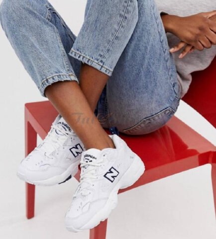 Cách phối quần jeans ống ôm với giày New Balance nữ và áo thun đơn giản