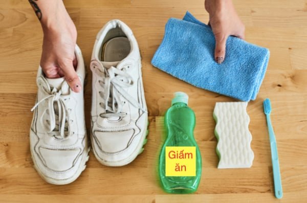 Cách tẩy mốc giày thể thao bằng giấm ăn