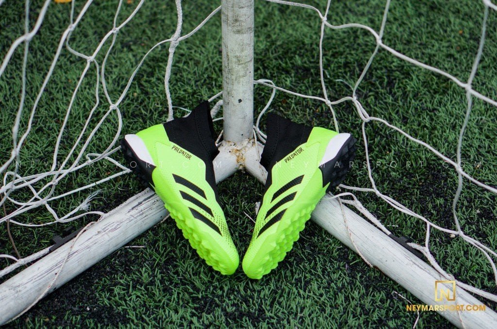 Cận cảnh bề mặt kiểm soát bóng trên giày Adidas Predator không dây