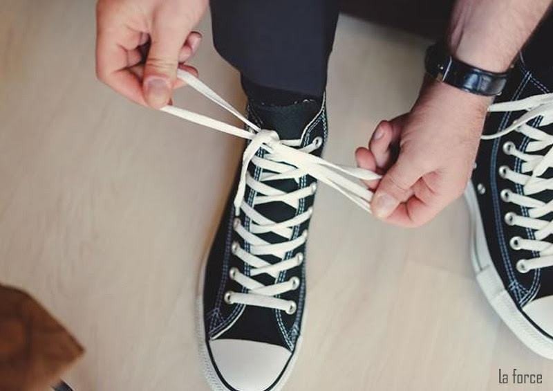 Cận cảnh cách xỏ dây giày chữ X giúp cố định lưỡi gà của giày