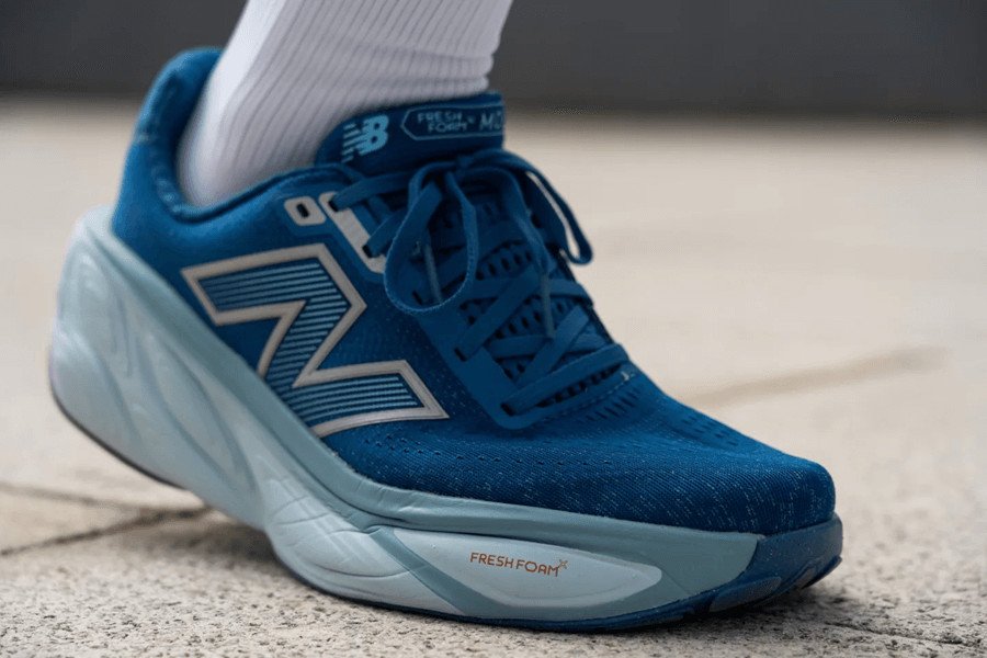 Cận cảnh cấu trúc foam Fresh Foam X trên đế giữa của New Balance More v5
