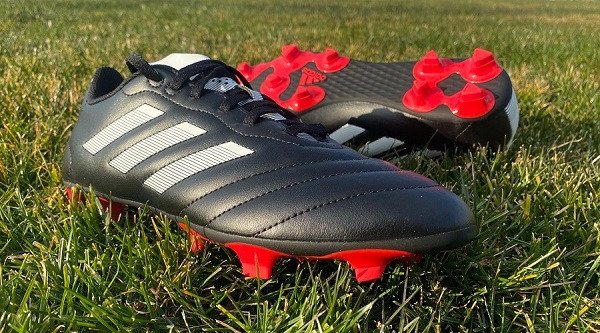 Cận cảnh chất liệu da cao cấp trên phần upper của giày đá bóng đinh FG