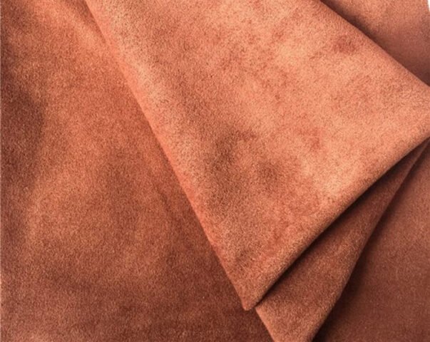 Cận cảnh chất liệu da lộn mềm mại với bề mặt lông tơ đặc trưng của giày sneaker.