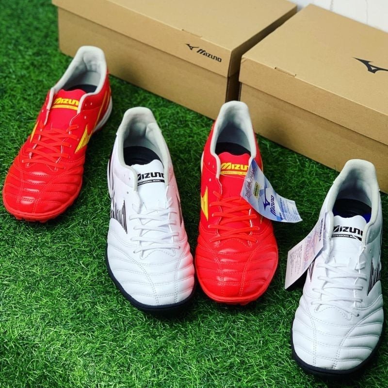 Cận cảnh chất liệu da mềm mại của giày đá bóng, yếu tố quan trọng khi lựa chọn size giày cho chân bè để đảm bảo sự thoải mái.