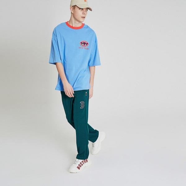 Cận cảnh chi tiết chữ BOSTON và đế độn trên giày thể thao Boston