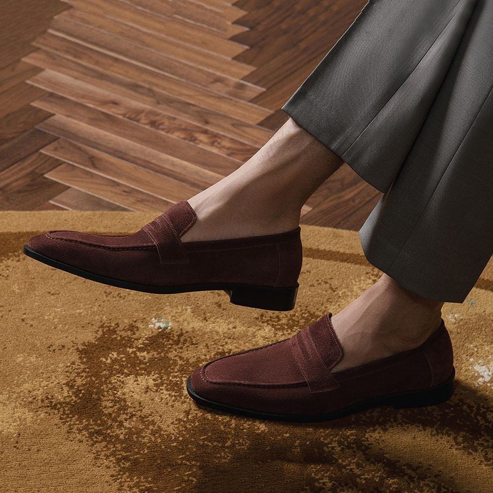 Cận cảnh chi tiết giày lười da lộn nam kiểu Penny Loafer cao cấp