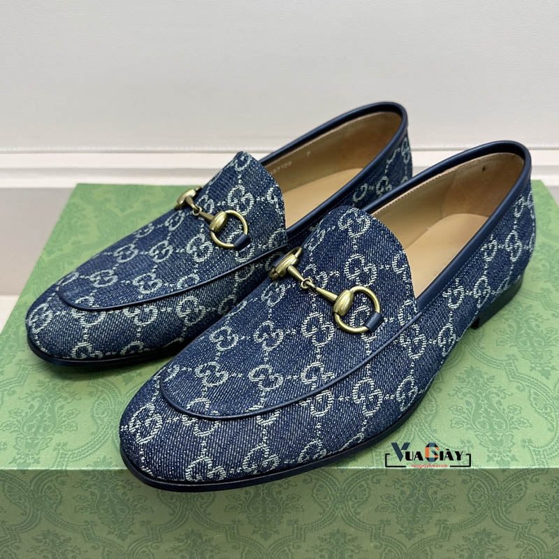 Cận cảnh chi tiết khóa Horsebit kim loại trên giày lười Gucci vải màu xanh