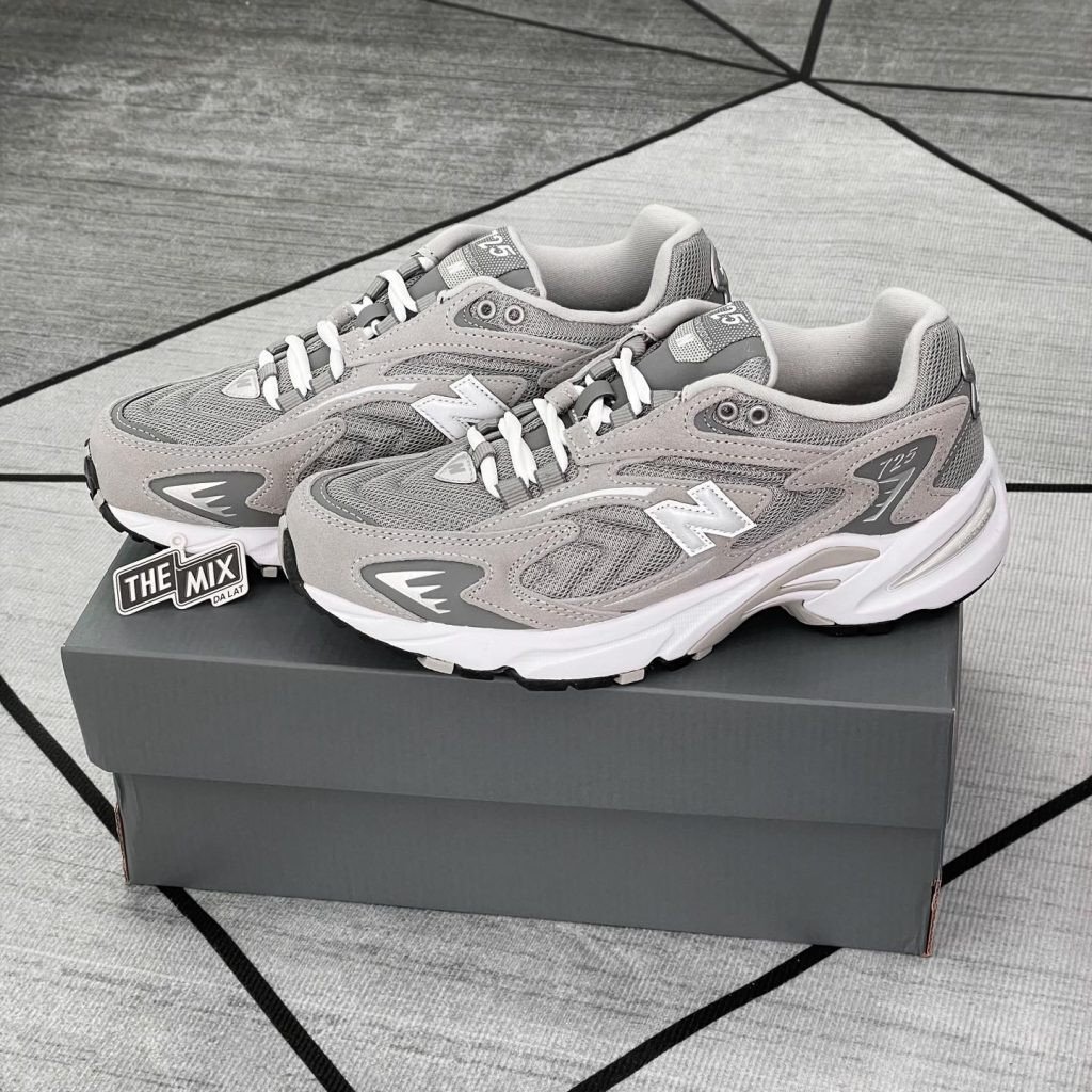 Cận cảnh chi tiết upper của giày New Balance 725 với sự kết hợp da lộn và vải lưới.