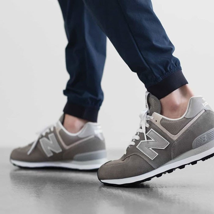 Cận cảnh đế giày New Balance 574 màu xanh đậm với logo N màu trắng