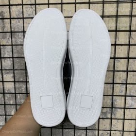 Cận cảnh đế giày sneaker mới với hoa văn và chất liệu chống trượt, chờ được lắp vào giày.